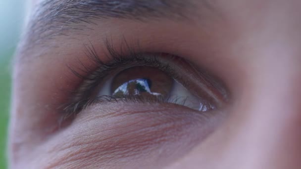 Jovem Negro Close Olho Olhando Para Céu Macrodetalhe Rosto Olho — Vídeo de Stock