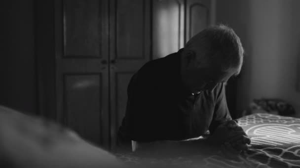 Dramatyczna Scena Starszego Mężczyzny Robiącego Znak Krzyża Przy Łóżku Modlitwa — Wideo stockowe