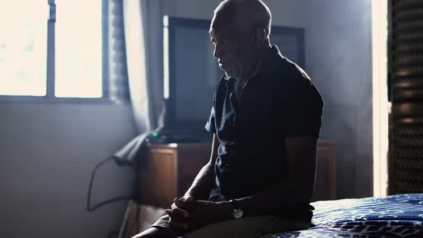Derin Düşüncelere Dalmış Yaşlı Siyah Bir Adam Sessizce Meditasyonda Yatağın — Stok video