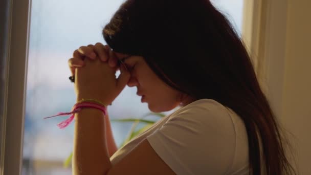 Одна Откровенная Молодая Женщина Молится Богу Дома Человек Имеющий Надежду — стоковое видео