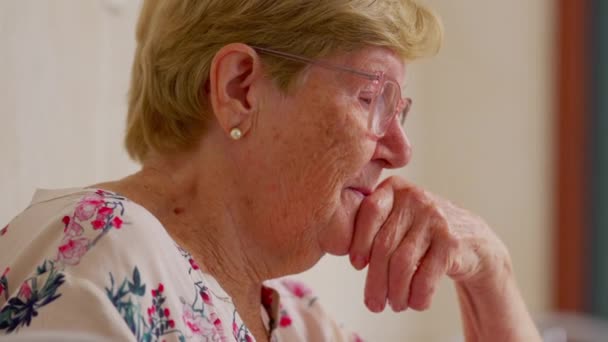 Mujer Anciana Pensativa Profunda Reflexión Mental Casa Representación Auténtica Vida — Vídeos de Stock