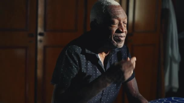 Jeden Czarny Brazylijski Senior Modlitwie Nocnej Klęczący Wyrażaniu Wiary Nadziei — Wideo stockowe