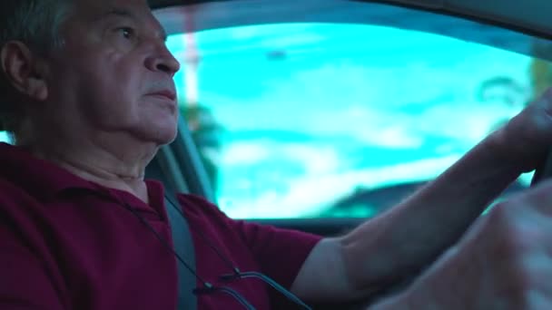 Homme Âgé Conduisant Une Voiture Personne Âgée Tenant Volant Véhicule — Video