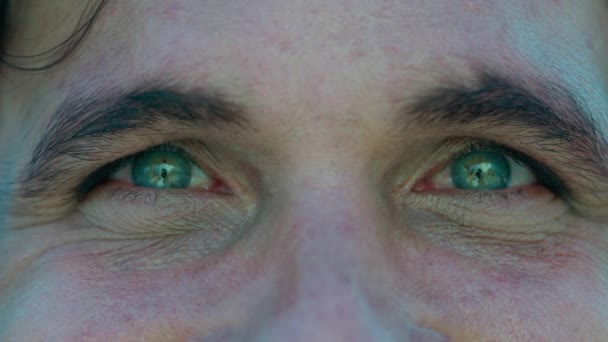 Extremo Close Olhos Homem Olhando Para Câmera Macro Olho Pessoa — Vídeo de Stock