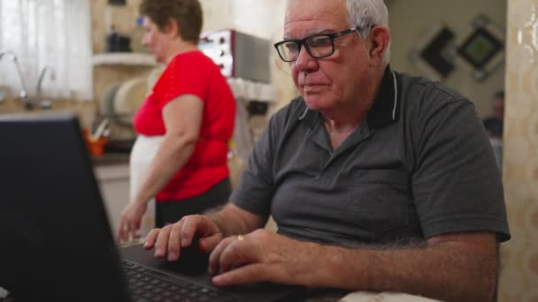 Uomo Anziano Che Utilizza Computer Portatile Cucina Domestica Navigazione Tecnologia — Video Stock