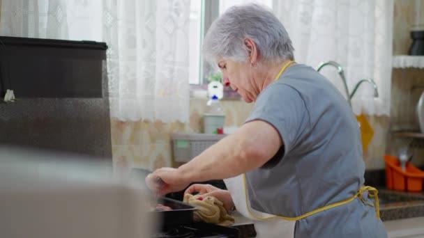 Ältere Dame Bei Essenszubereitung Heimeliger Küche Fenster — Stockvideo