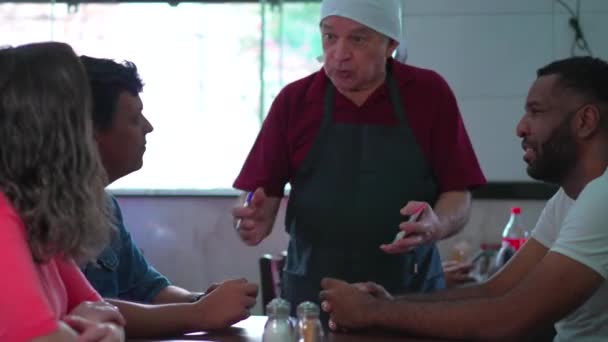 Camarero Senior Asistiendo Clientes Con Pedidos Restaurante — Vídeos de Stock