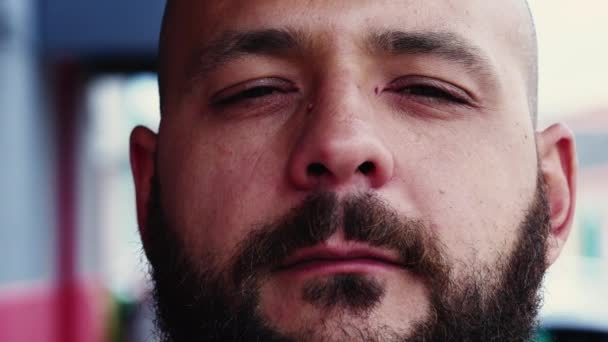 Stern Allvarligt Uttryck För Dom Manlig Person Tight Närbild Ansikte — Stockvideo