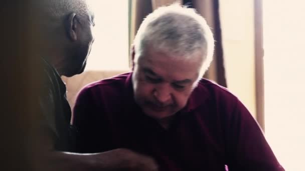 Друг Обнимает Старшего Через Трудные Трудности Показывая Помощь Поддержка Человек — стоковое видео