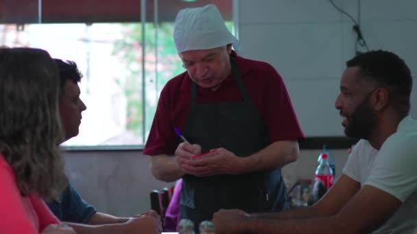 Oudere Ober Assisteert Klanten Bij Bestellingen Restaurant Mannelijke Server Braziliaanse — Stockvideo
