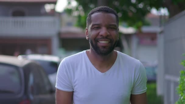 外面街上快乐的巴西黑人男子 与三十多岁的非裔美国人特写镜头合影 — 图库视频影像