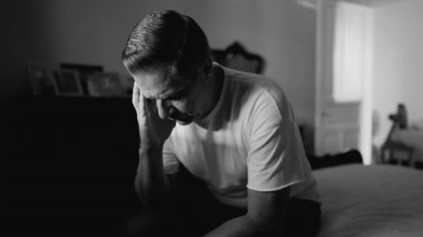 孤独の中で一人で苦しんでいる恥で顔を覆う中年男性の劇的な絶望 ベッドサイドに座っている間 精神病と闘う人 — ストック動画
