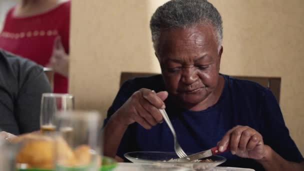 Откровенная Сцена Пожилой Черной Женщины Наслаждающейся Обедом Афроамериканской Пожилой Бразильянки — стоковое видео