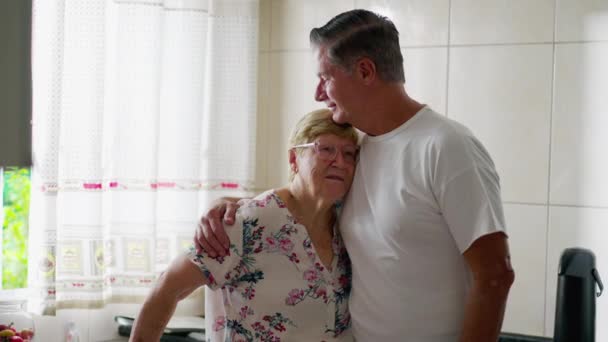 Momento Tierno Amoroso Entre Hijo Mayor Abrazando Madre Anciana Casa — Vídeos de Stock