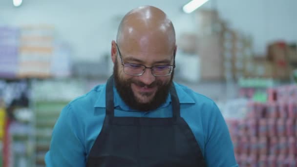Веселий Співробітник Супермаркету Перевірка Інвентаризації Планшетом Aisle — стокове відео