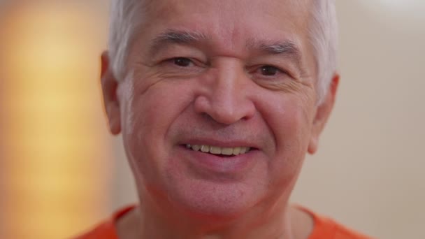 Gelukkig Bejaarde Man Kaukasisch Persoon Kijken Naar Camera Glimlachen — Stockvideo