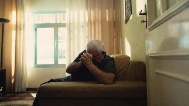 真正老年的白人男子在家祈祷 老年人双手紧握 坐在沙发上 奉献和信仰的墓志铭 — 图库视频影像