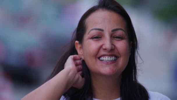 Dışarıdaki Kameraya Gülümseyen Orta Yaşlı Neşeli Esmer Kadın Hakiki Mutlu — Stok video