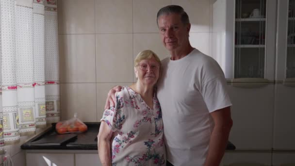 Ältere Mutter Und Erwachsener Sohn Mittleren Alters Posieren Gemeinsam Küchenfenster — Stockvideo