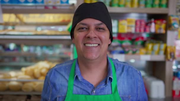 Χαμογελώντας Αρσενικό Deli Υπάλληλος Στο Καφετέρια Υπηρεσία Τροφίμων Εργαζόμενος Τον — Αρχείο Βίντεο