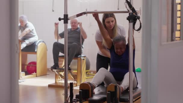 Trenér Vede Černou Starší Ženu Přes Pilates Cvičení Podpora Zdraví — Stock video