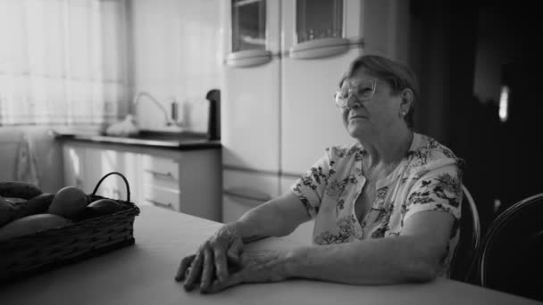 Samotna Starsza Kobieta Siedząca Samotnie Domu Kuchni Monochromatyczny Dramatyczny Domowy — Wideo stockowe
