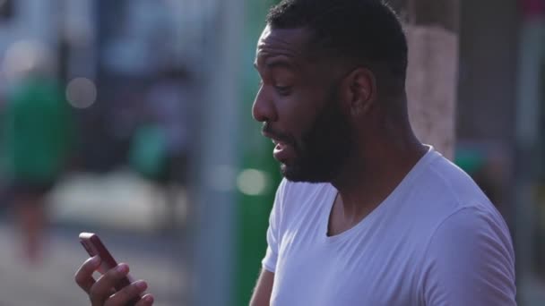 Verrast Afro Amerikaanse Man Reageert Melding Mobiele Telefoon Overweldigd Door — Stockvideo