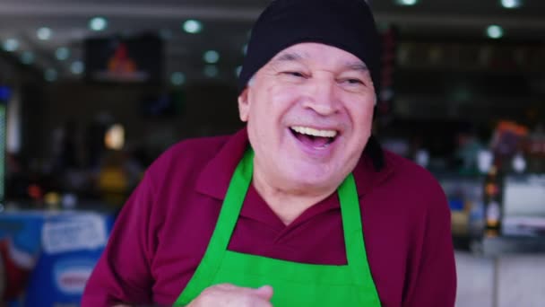 Euphoric シニア レストラン 労働者 リベリング Joyful 従業員 エプロン カフェテリアの前で踊る — ストック動画