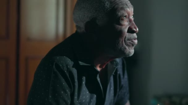ある宗教的なシニア黒人男性が寝室内で精神的な高齢者の候補シーンで神にひざまずく — ストック動画