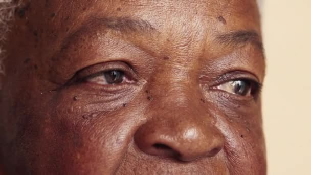Contemplativa Anciana Afroamericana Cerca Los Ojos Cara Revelando Una Persona — Vídeo de stock