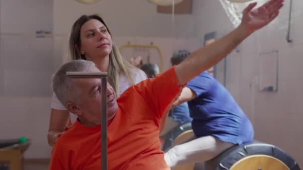 Pilates Coach Assisting Elderly Man Full Body Stretch Cultivating Health — Stok Video