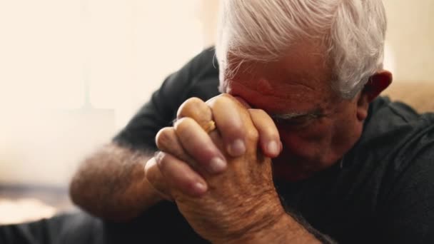 Драматический Религиозный Старший Человек Посвященный Молитве Один Пожилой Кавказский Мужчина — стоковое видео