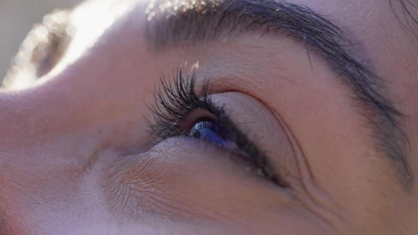 Kobieta Oczy Makro Zbliżenie Eye Patrząc Niebo Nadzieją Wiarą Duchowe — Wideo stockowe