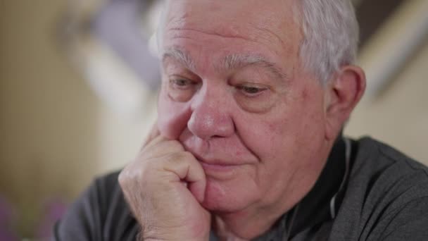Pensive Senior Man Närbild Ansikte Med Hand Haka Djupa Tankar — Stockvideo