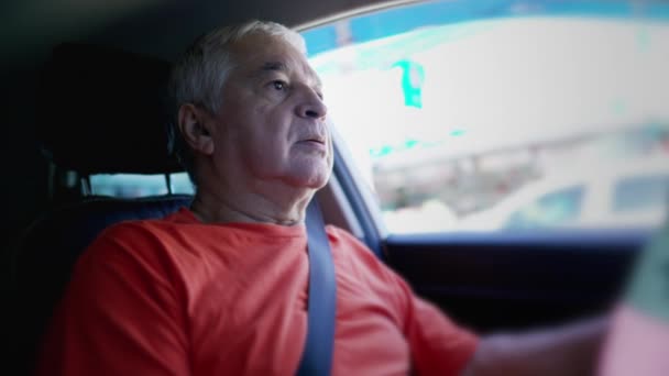 Umsichtiger Senior Steuer Mit Nachdenklichem Gesichtsausdruck Fahrzeuginnenraum — Stockvideo