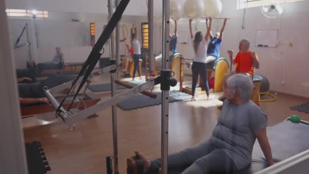 Candid Pilates Group Sessie Achter Glas Oudere Mensen Lichaamsbeweging Routine — Stockvideo