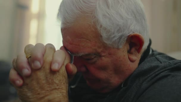Geistliches Porträt Eines Hingebungsvollen Älteren Mannes Gebet Einer Alleinstehenden Älteren — Stockvideo