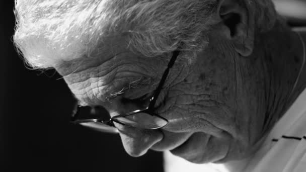 Uomo Anziano Profondo Nel Pensiero Contemplando Decisioni Soluzioni Problemi Bianco — Video Stock