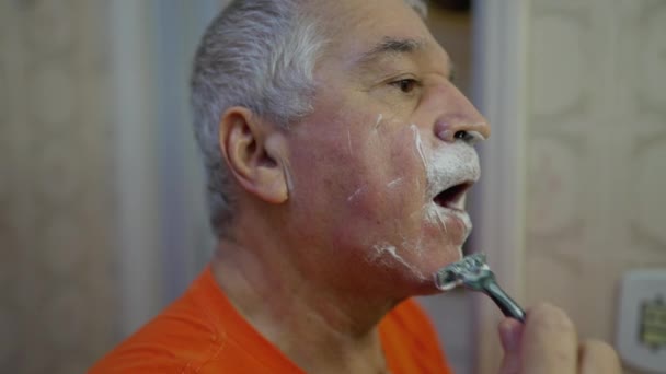 Uomo Anziano Radere Barba Durante Rituale Del Mattino — Video Stock