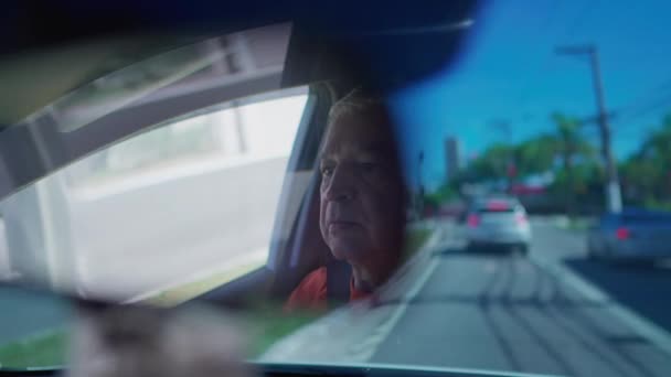 Senior Man Kör Stadens Väg Sett Genom Backspegeln — Stockvideo