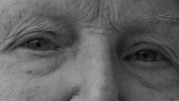 Dramatisk Monokromatisk Makro Närbild Äldre Kvinna Stirrar Kameran Med Oroliga — Stockvideo