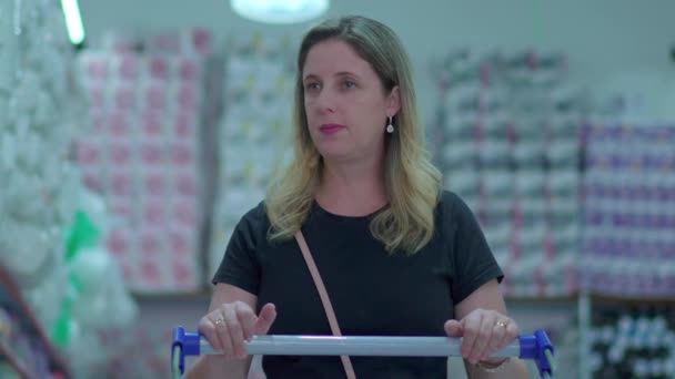 Žena Shopper Navigace Obchodu Potravinami Ulička Tlačící Košík Studoval Regálové — Stock video