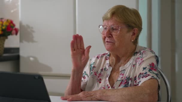 Starsza Kobieta Macha Członka Rodziny Ekranie Tabletu Starszy Człowiek Korzysta — Wideo stockowe