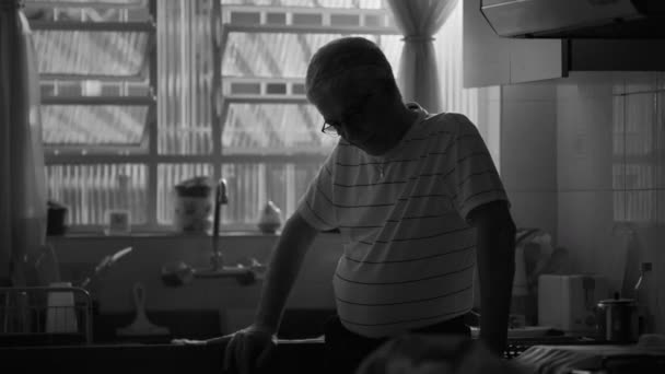 Černobílý Osamělý Starší Jedinec Kuchyňských Stínech Zažívá Úzkost Osamělost Hledí — Stock video