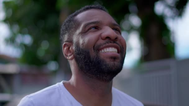 Homem Negro Agradecido Olhando Para Céu Com Esperança Rosto Close — Vídeo de Stock
