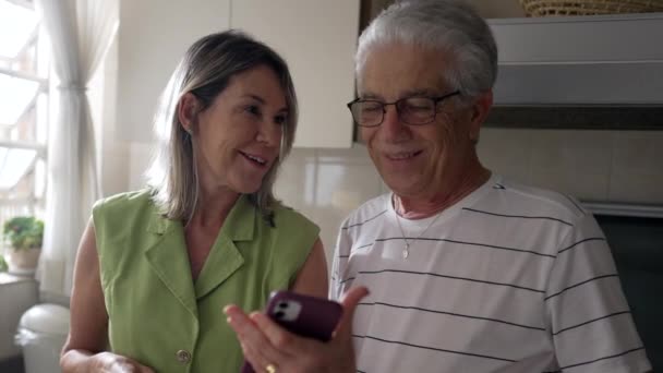 Paar Mittleren Alters Teilt Sich Das Lachen Über Den Telefonbildschirm — Stockvideo