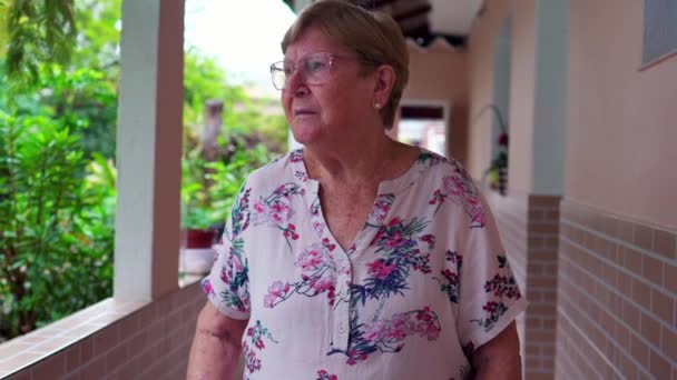 Mujer Mayor Años Caminando Casa Con Stock Contemplando Jardín — Vídeos de Stock