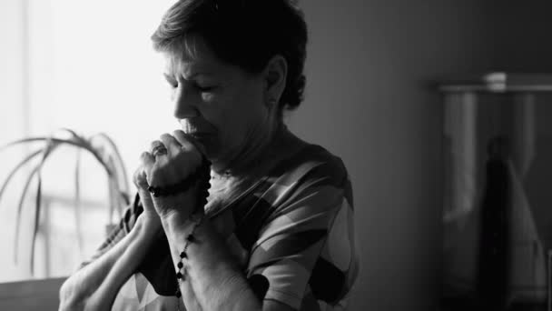 Δραματική Πιστή Ανώτερη Γυναίκα Στην Προσευχή Στο Σπίτι Καθολική Ώριμο — Αρχείο Βίντεο
