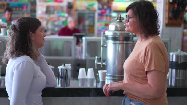 レストランのカフェテリアのカウンターで会話する2人の女性 おいしさで交流する候補女性のお客様 — ストック動画