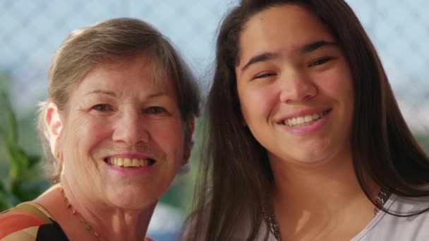 Retrato Generacional Conmovedor Rostros Sonrientes Nieta Asiática Diversa Abuela Caucásica — Vídeo de stock